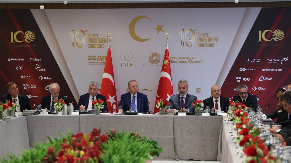 President Recep Tayyip Erdoğan meets with representatives of the Turkish-American business community at the Turkish House in New York, Sept. 23, 2026. (AA Photo)