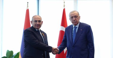President Recep Tayyip Erdoğan and Armenian Prime Minister Nikol Pashinyan shake hands as they meet at the Turkish House in New York, Sept. 23, 2026. (Turkish Presidency Handout via DHA)
