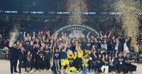 Fenerbahçe players celebrate after defeating Beşiktaş 72-59 to win the 39th Men’s Presidential Cup at Sinan Erdem Sports Hall, Istanbul, Türkiye, Sept. 22, 2026. (AA Photo)