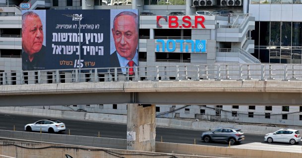 Cars drive past an advertisement featuring Israel's Prime Minister Benjamin Netanyahu (R) of the Likud party and the country's former chief of the general staff and leader of the centrist Yashar party, Gadi Eisenkot, along a street in Ramat Gan, Sept. 23, 2026. (AFP Photo)