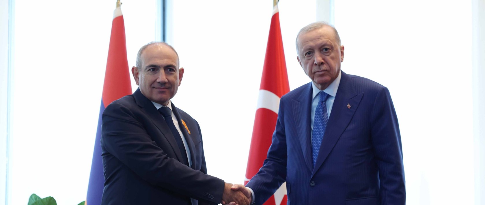 President Recep Tayyip Erdoğan and Armenian Prime Minister Nikol Pashinyan shake hands as they meet at the Turkish House in New York, Sept. 23, 2026. (Turkish Presidency Handout via DHA)