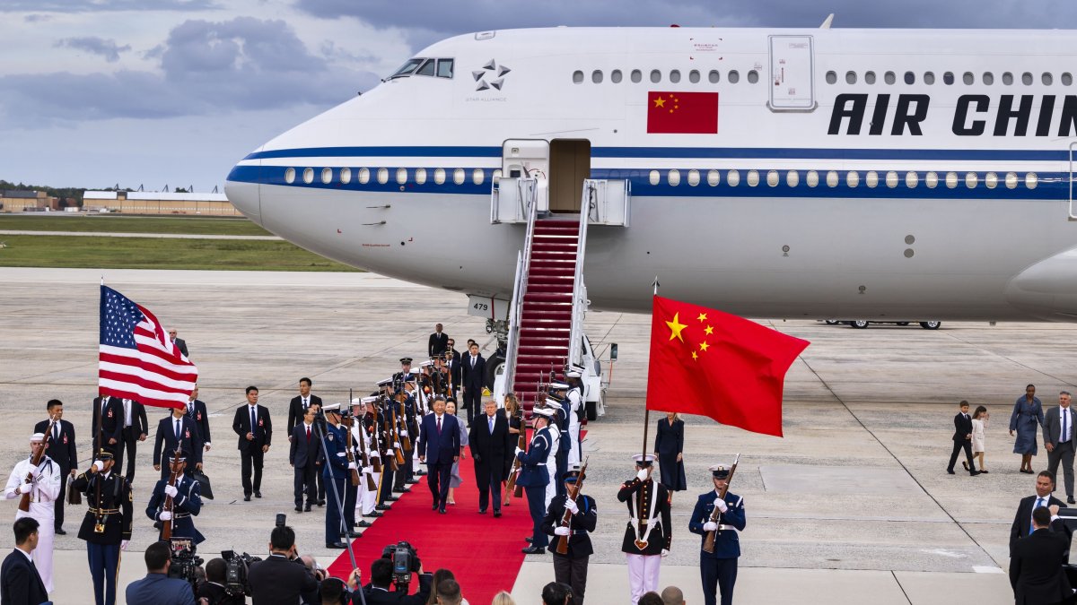 U.S. President Donald Trump (C-R) greets Chinese President Xi Jinping (C-L) upon his arrival at Joint Base Andrews, Maryland, U.S., Sept. 23, 2026. (EPA Photo)