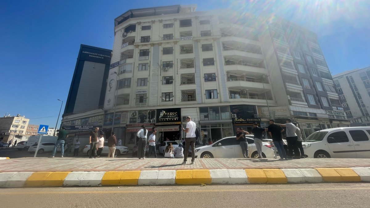 People walk out of buildings after an earthquake in Şanlıurfa, Türkiye, Sept. 24, 2026. (AA Photo)