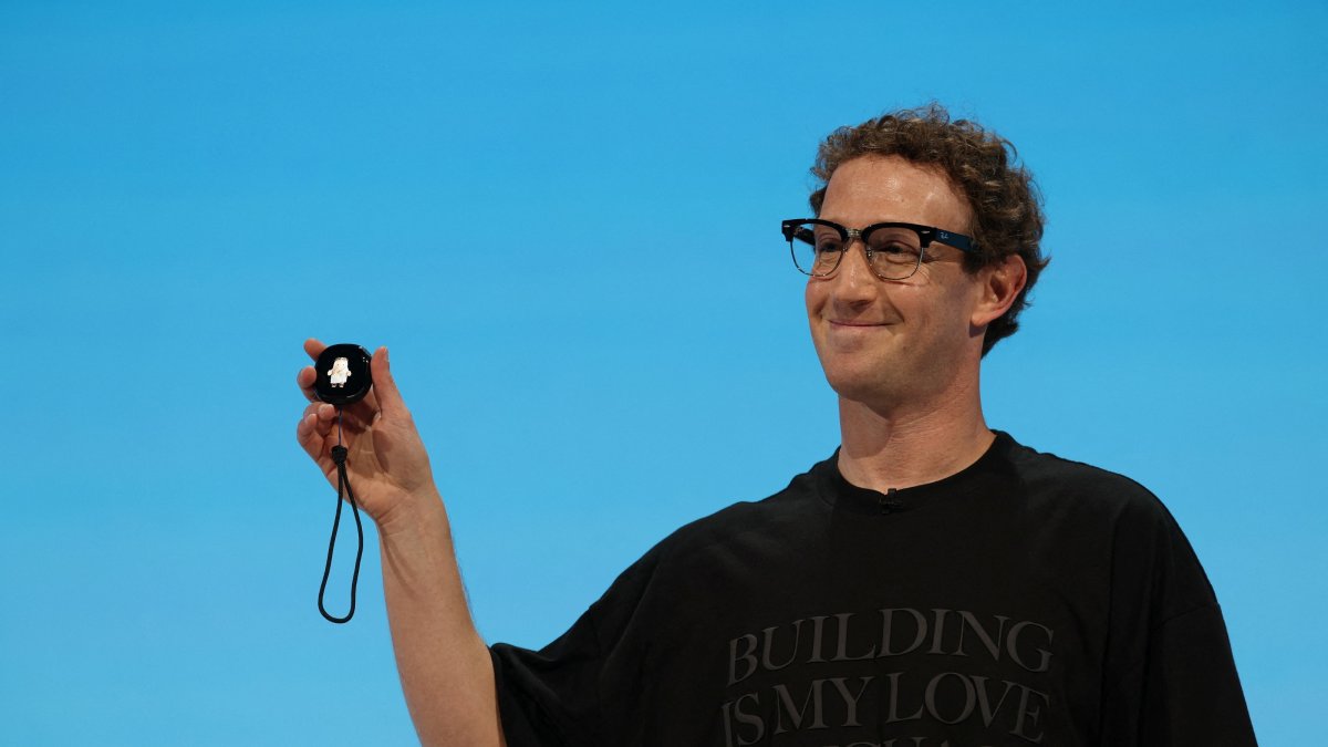 Meta CEO Mark Zuckerberg presents the Muse Charm during the Meta Connect event at the company's headquarters, Menlo Park, California, U.S., Sept. 23, 2026. (Reuters Photo)
