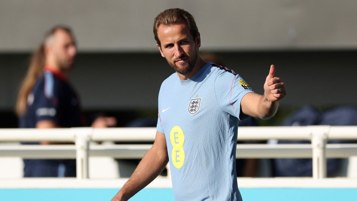 England striker Harry Kane gives a thumbs-up as he arrives for a training session at St. George's Park ahead of England's UEFA Nations League group-stage match against Spain, Burton-upon-Trent, U.K., Sept. 23, 2026. (AFP Photo)