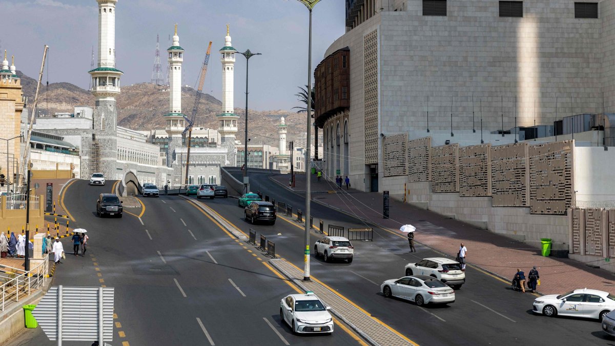 Vehicles move along a main street in holy city of Mecca, Saudi Arabia, Sept. 16, 2026. (AFP Photo)
