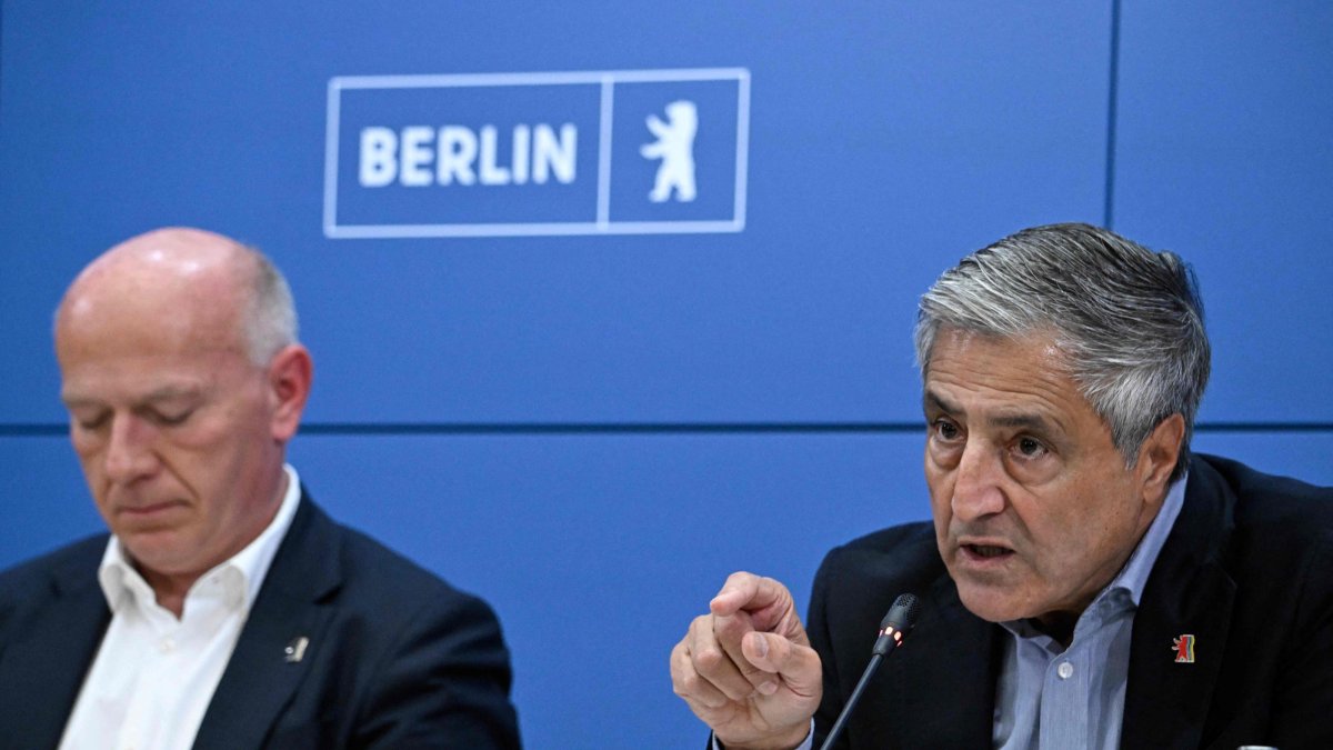 Berlin's outgoing governing mayor Kai Wegner (L) and sports official and Berlin's Olympic Commissioner Kaweh Niroomand give a press conference on the German capital's bid to host the Olympic Games, Berlin, Germany, Sept. 24, 2026. (AFP Photo)