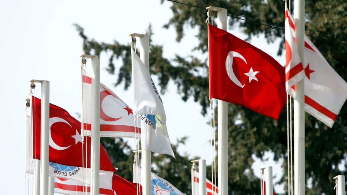 The flags of Türkiye and the TRNC fly close to the border with Greek Cyprus at the Ledra Palace checkpoint, Lefkoşa (Nicosia), TRNC, Feb. 23, 2008. (Getty Images Photo)