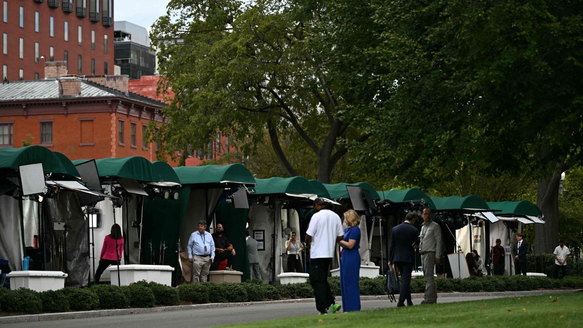 Members of the media on Pebble Beach, where television networks broadcast from the North Lawn of the White House in Washington, D.C., U.S., Sept. 18, 2026. (AFP Photo)