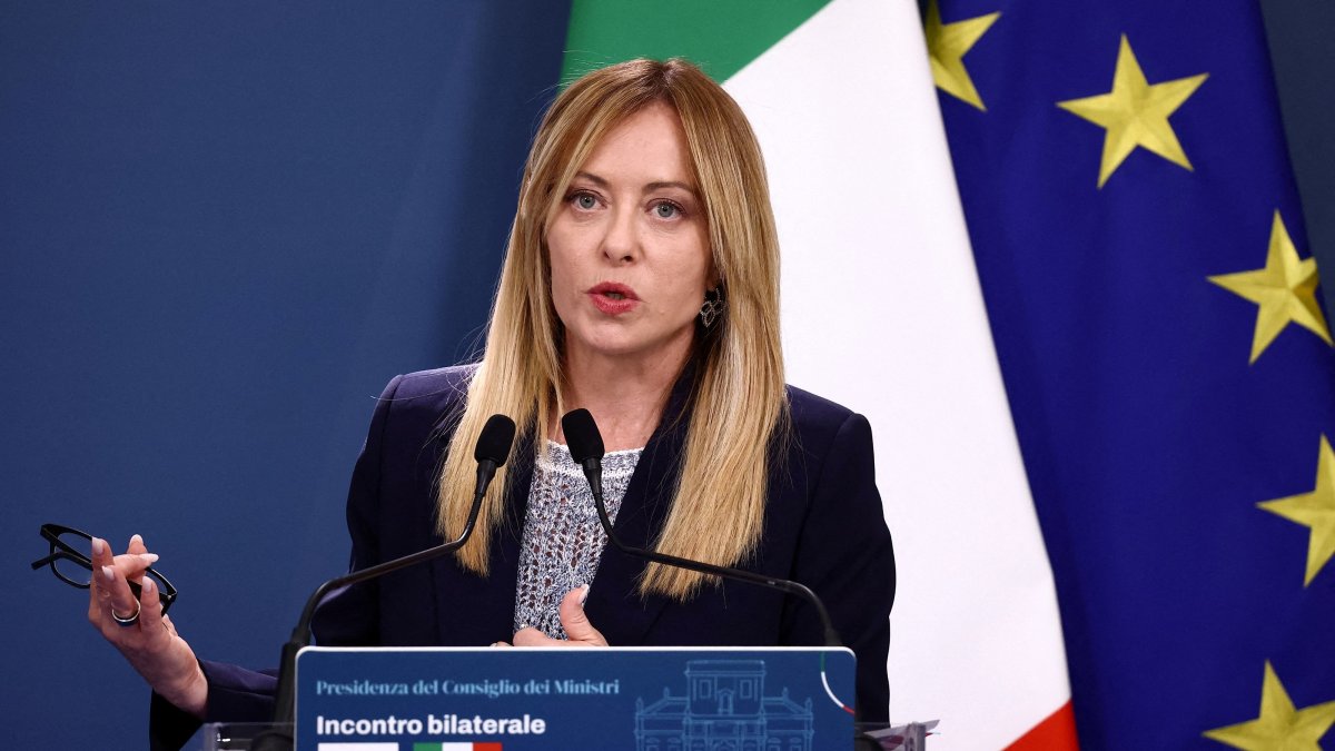 Italian Prime Minister Giorgia Meloni gives a press statement with Japanese Prime Minister Sanae Takaichi (not pictured) after their meeting at Villa Doria Pamphilj in Rome, Italy, June 15, 2026. (Reuters File Photo)