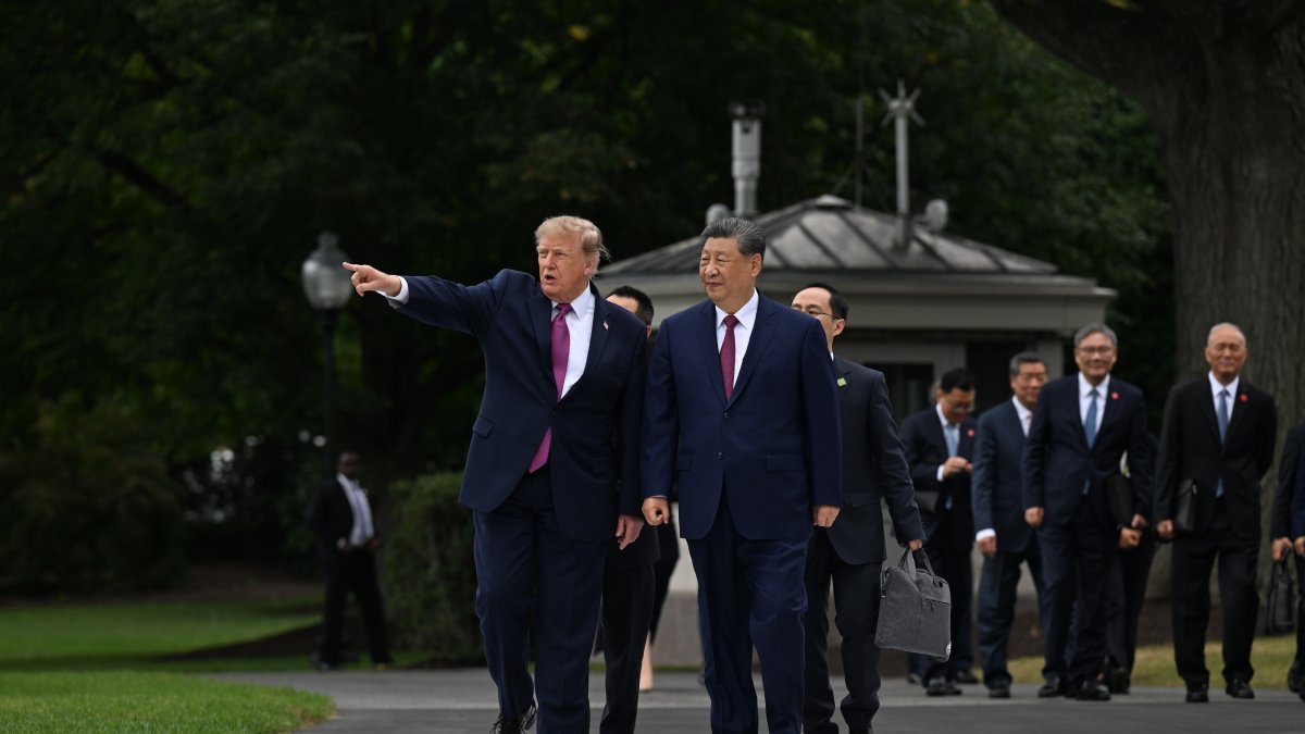 U.S. President Donald J. Trump gives China's President Xi Jinping a tour of the new White House helipad and the new Sikorsky VH-92 Patriot that serves as part of the new Marine One fleet during a State Visit on the South Lawn of the White House in Washington, D.C., Sept. 24, 2026. (EPA Photo)