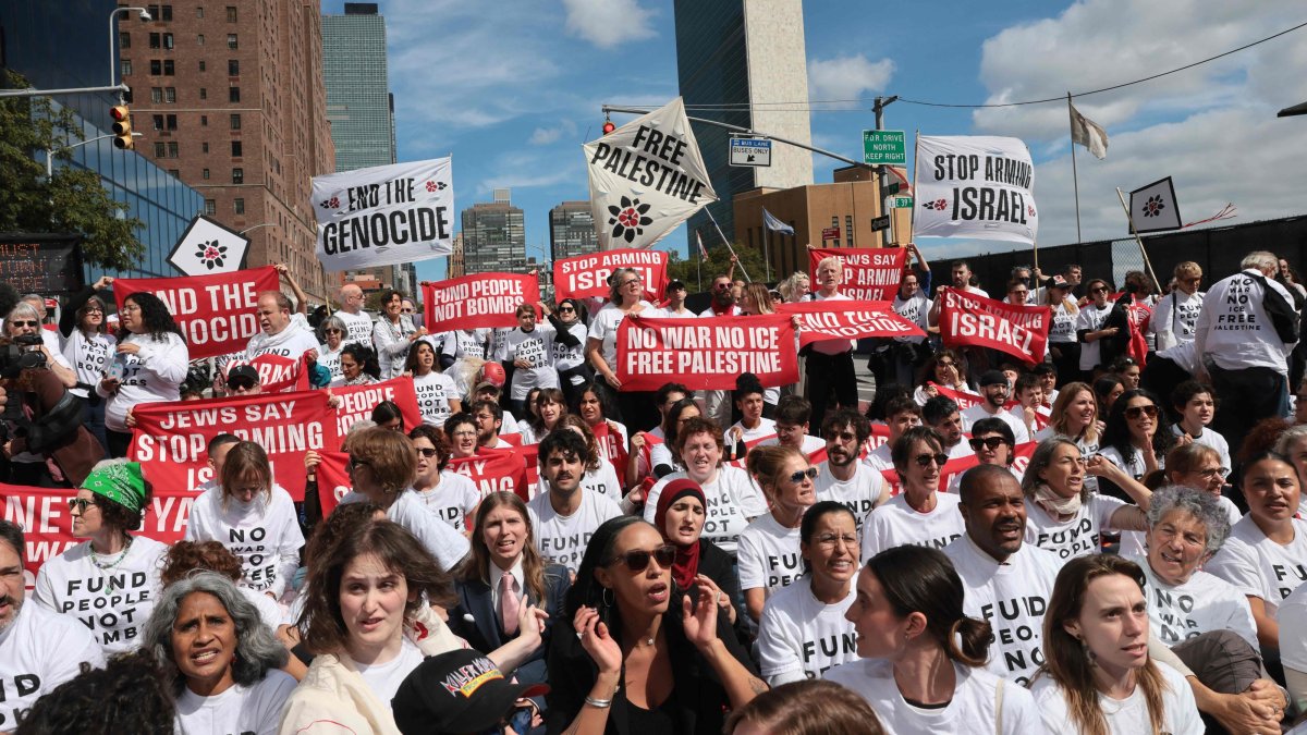 Protesters against Israeli Prime Minister Benjamin Netanyahu and his genocidal actions in Gaza block a street next to the United Nations headquarters in New York City, U.S., Sept. 24, 2026. (AFP Photo)