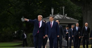 U.S. President Donald J. Trump gives China's President Xi Jinping a tour of the new White House helipad and the new Sikorsky VH-92 Patriot that serves as part of the new Marine One fleet during a State Visit on the South Lawn of the White House in Washington, D.C., Sept. 24, 2026. (EPA Photo)