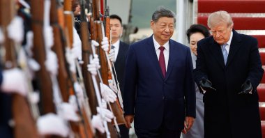 U.S. President Donald Trump (R) walks on a red carpet after greeting Chinese President Xi Jinping (L) during an arrival ceremony at Joint Base Andrews, Maryland, Sept. 23, 2026. (AFP Photo)