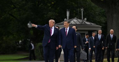 U.S. President Donald J. Trump gives China's President Xi Jinping a tour of the new White House helipad and the new Sikorsky VH-92 Patriot that serves as part of the new Marine One fleet during a State Visit on the South Lawn of the White House in Washington, D.C., Sept. 24, 2026. (EPA Photo)