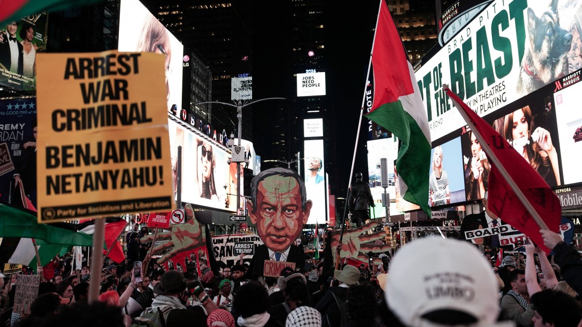 Demonstrators protest against Israeli Prime Minister Benjamin Netanyahu's war crimes in Gaza, Times Square, New York, U.S., Sept. 24, 2026. (Reuters Photo)