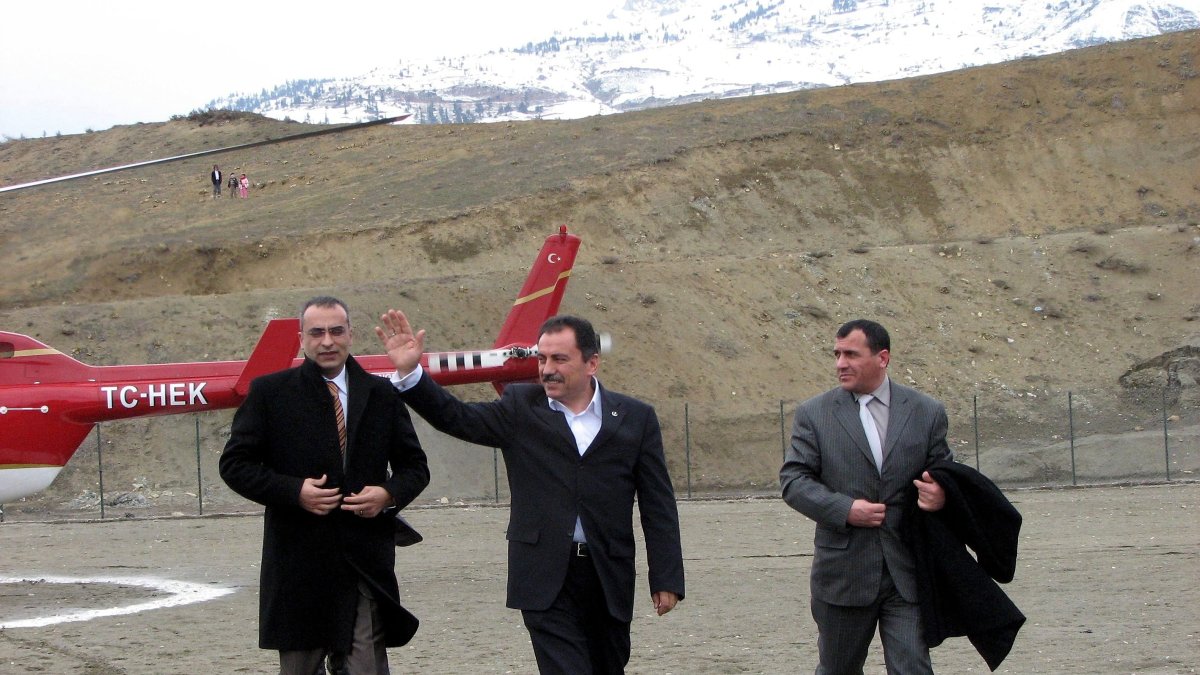Muhsin Yazıcıoğlu (C) waves as he walks away from the helicopter that took him to Kahramanmaraş, southern Turkey, March 25, 2009. (AA Photo)