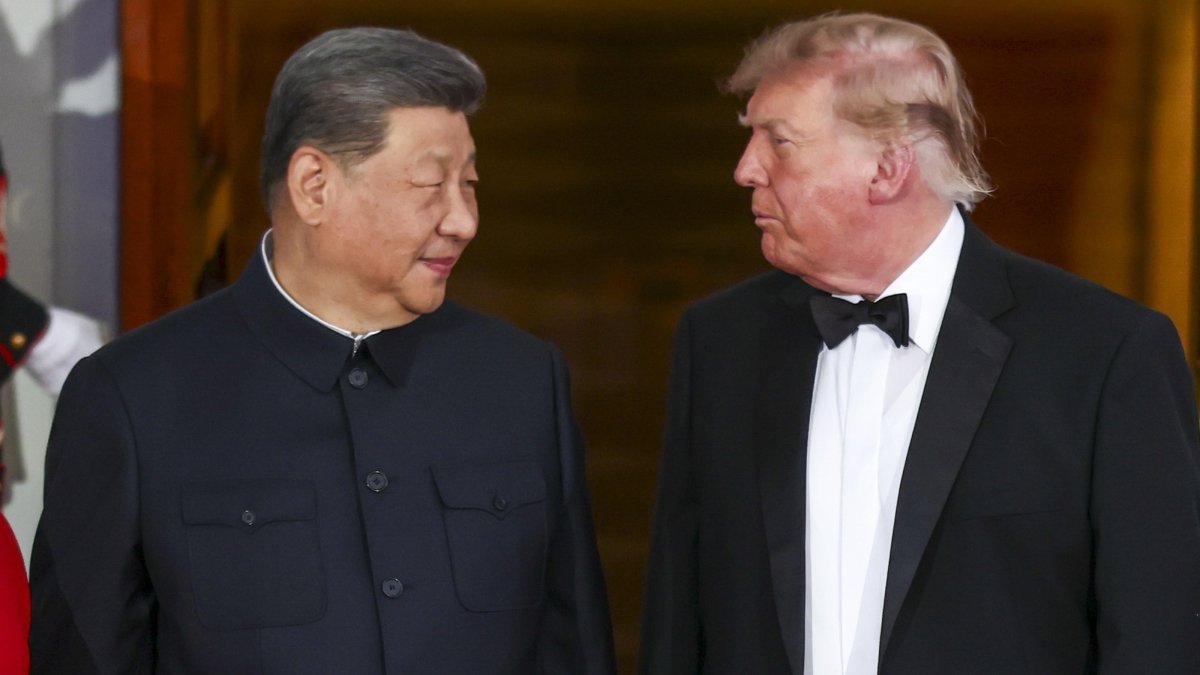 Chinese President Xi Jinping (L) and U.S. President Donald Trump pose on the North Portico ahead of their state dinner at the White House in Washington, D.C., U.S., Sept. 24, 2026. (EPA Photo)