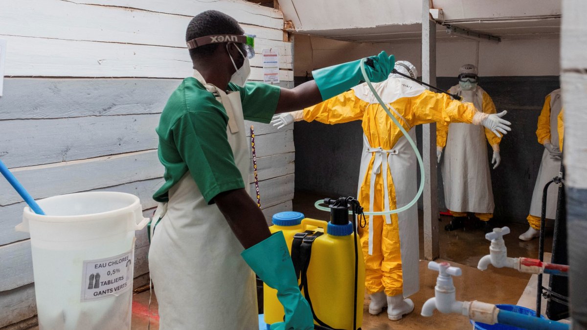 A nurse at the Kitatumba Ebola treatment center disinfects himself after treating an Ebola patient at the facility run by MSF, in Butembo, North Kivu province, DRC, Sept. 23, 2026. (Reuters Photo)