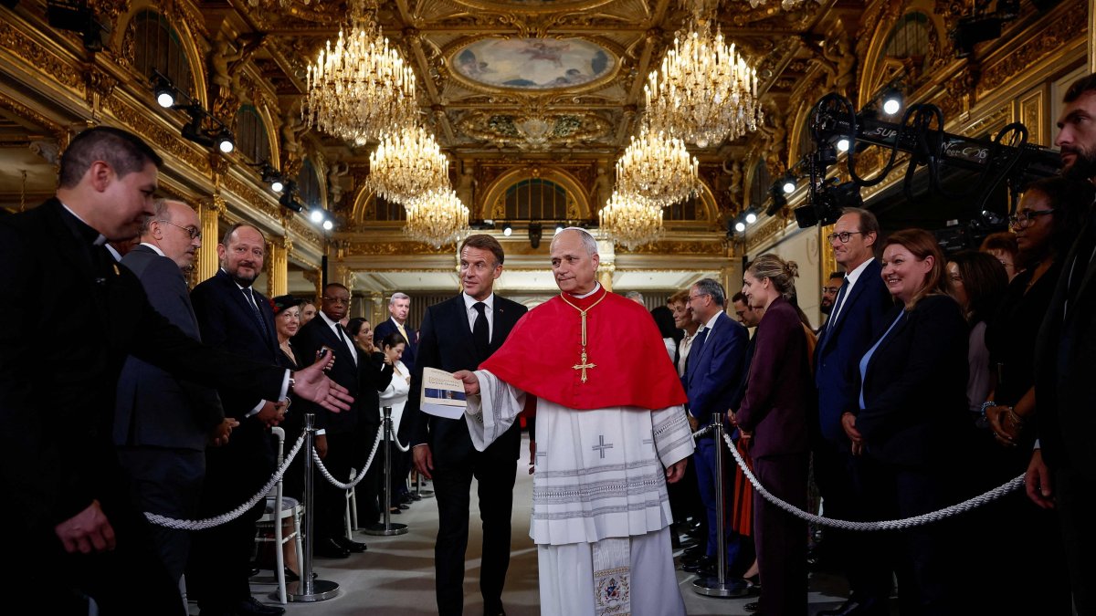 France's President Emmanuel Macron (L) and Pope Leo XIV meet with authorities, members of civil society and the diplomatic corps following their meeting at the Elysee Presidential Palace, Paris, France, Sept. 25, 2026. (AFP Photo)