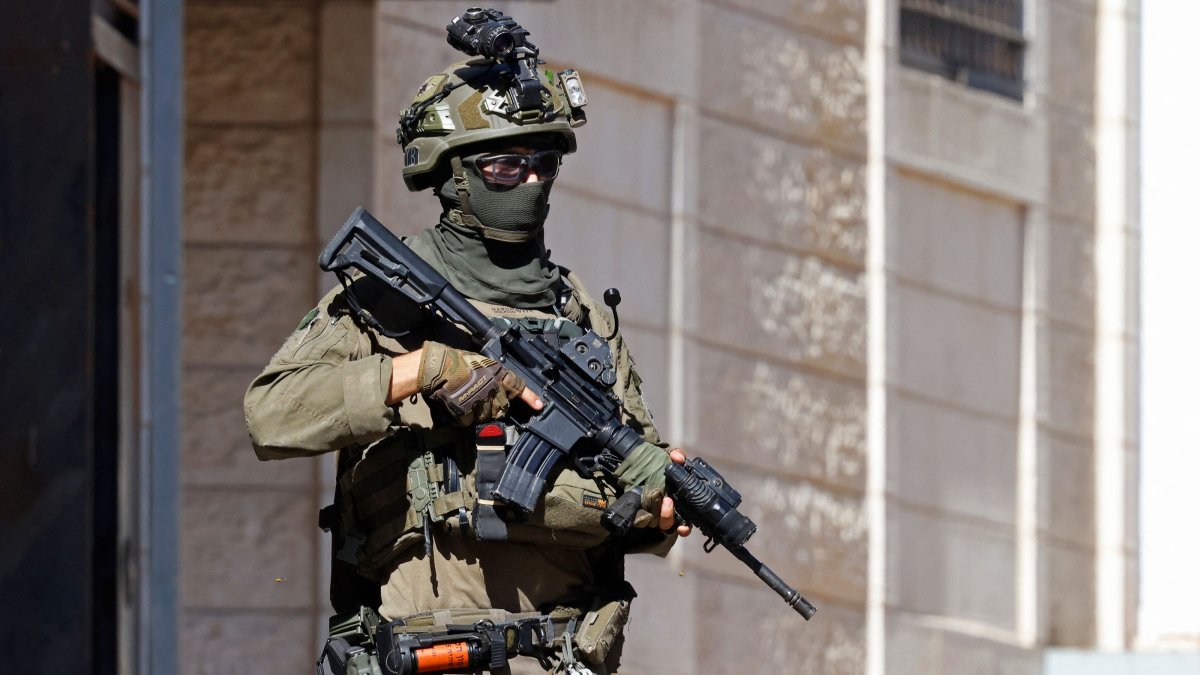 An Israeli soldier conducts a raid in the Palestinian town of Beddu, northwest of Jerusalem, Sept. 21, 2026. (AFP Photo)