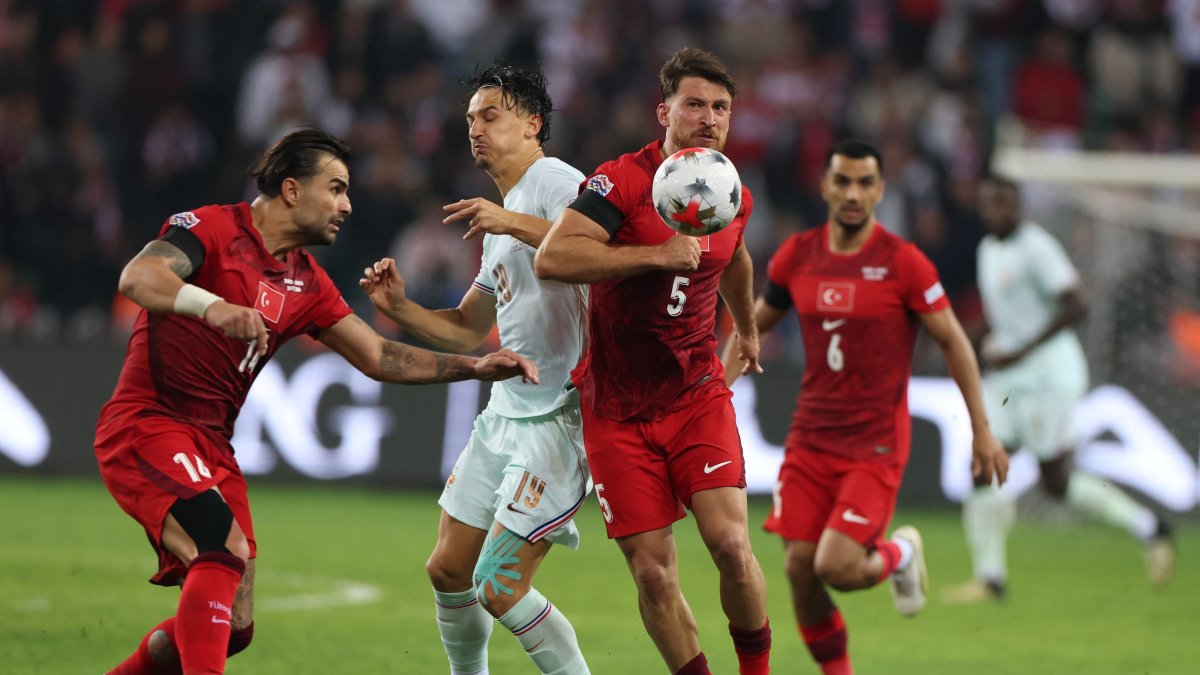 
Türkiye's Salih Özcan and Abdulkerim Bardakcı in action with France's Esteban Lepaul in Nations League Group A Game in Kocaeli, Sept. 25, 2026. (Reuters Photo)