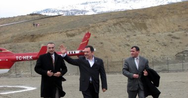 Muhsin Yazıcıoğlu (C) waves as he walks away from the helicopter that took him to Kahramanmaraş, southern Turkey, March 25, 2009. (AA Photo)