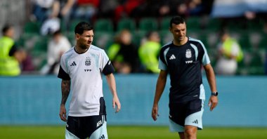 Argentina's Lionel Messi (L) with coach Lionel Scaloni during training ahead of an International Friendly at Estadio Manuel Martinez Valero, Elche, Spain, Nov. 13, 2025. (Reuters Photo)