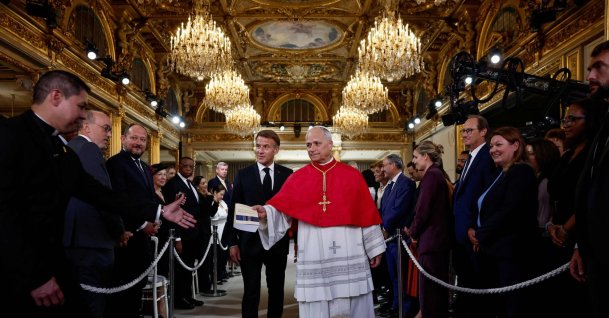 France's President Emmanuel Macron (L) and Pope Leo XIV meet with authorities, members of civil society and the diplomatic corps following their meeting at the Elysee Presidential Palace, Paris, France, Sept. 25, 2026. (AFP Photo)