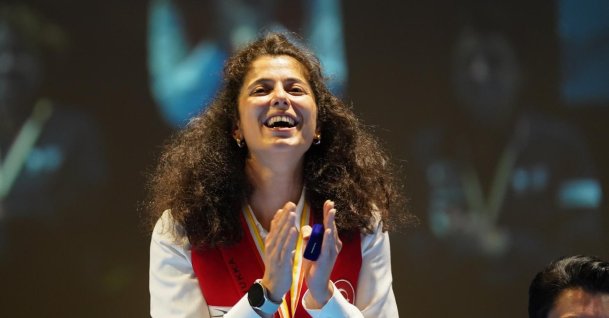 Undated photo of Turkish billiards player Güzin Müjde Karakaşlı celebrating her win. (Courtesy of Tom Smilde)