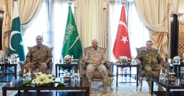 Chief of General Staff Gen. Selçuk Bayraktaroğlu meets his Pakistani and Saudi counterparts in Riyadh, Sept. 25, 2026. (Handout via IHA)