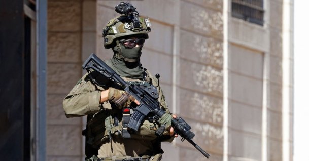 An Israeli soldier conducts a raid in the Palestinian town of Beddu, northwest of Jerusalem, Sept. 21, 2026. (AFP Photo)