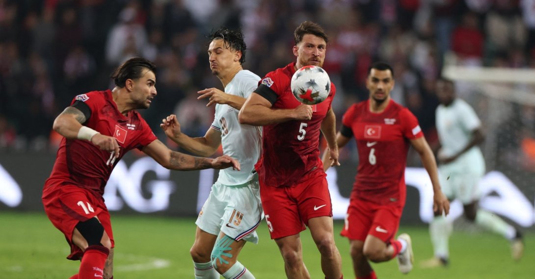 
Türkiye's Salih Özcan and Abdulkerim Bardakcı in action with France's Esteban Lepaul in Nations League Group A Game in Kocaeli, Sept. 25, 2026. (Reuters Photo)