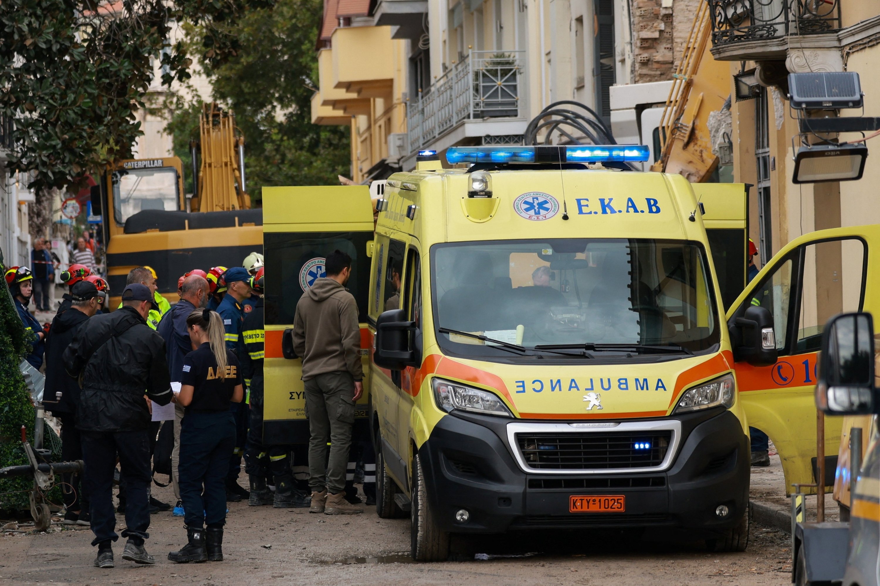 2 dead, 4 missing after explosion collapses Athens building