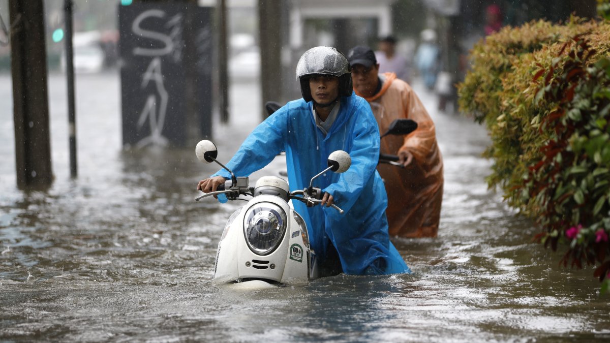 Motorists push their motorbikes through floodwater during a downpour along Phetchaburi Road, Bangkok, Thailand, Sept. 26, 2026. (EPA Photo)