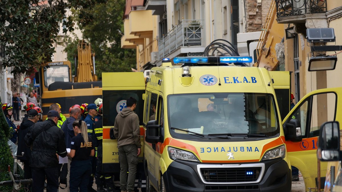 An ambulance waits to transport the body of a person found dead during a search-and-rescue operation after a building partially collapsed following an explosion in the Plaka area, which is popular with tourists, Athens, Greece, Sept. 26, 2026. (Reuters Photo)