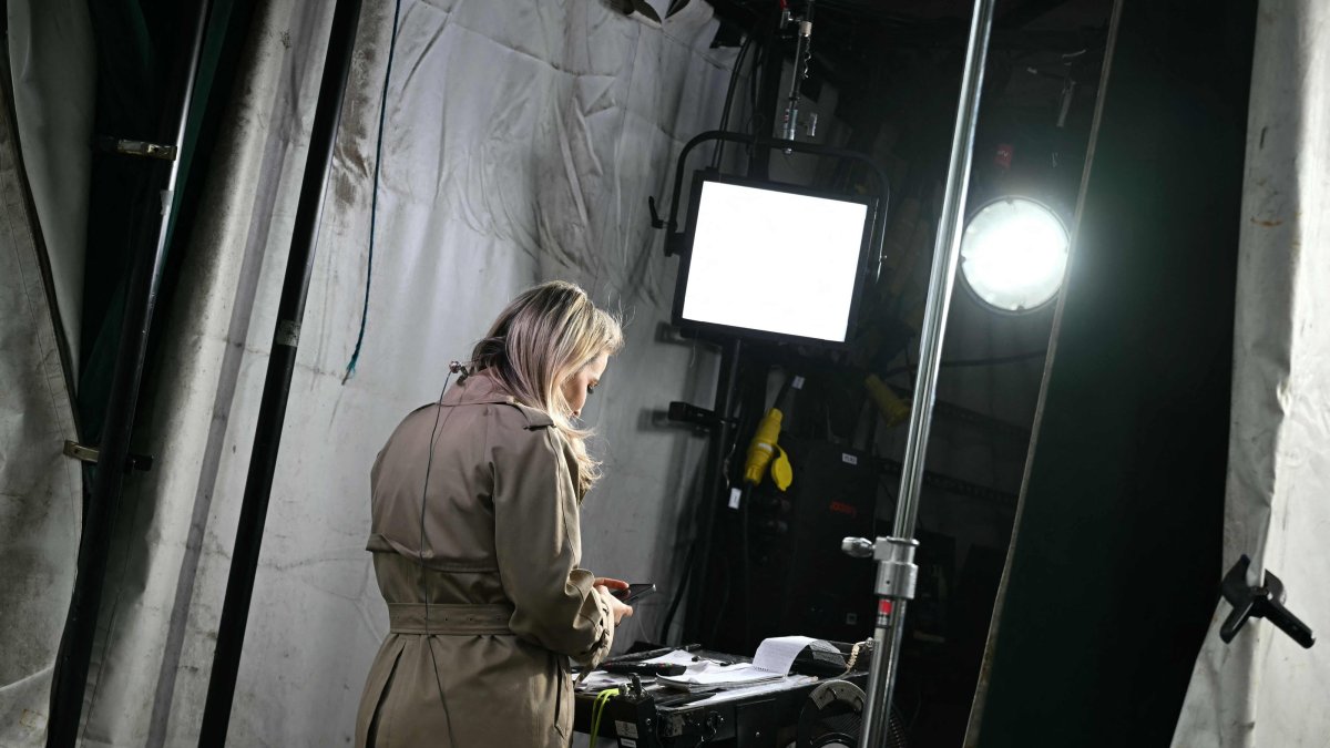 CNN White House reporter Betsy Klein works in the CNN workspace outside the West Wing of the White House, Washington, U.S., Sept. 24, 2026. (AFP Photo)