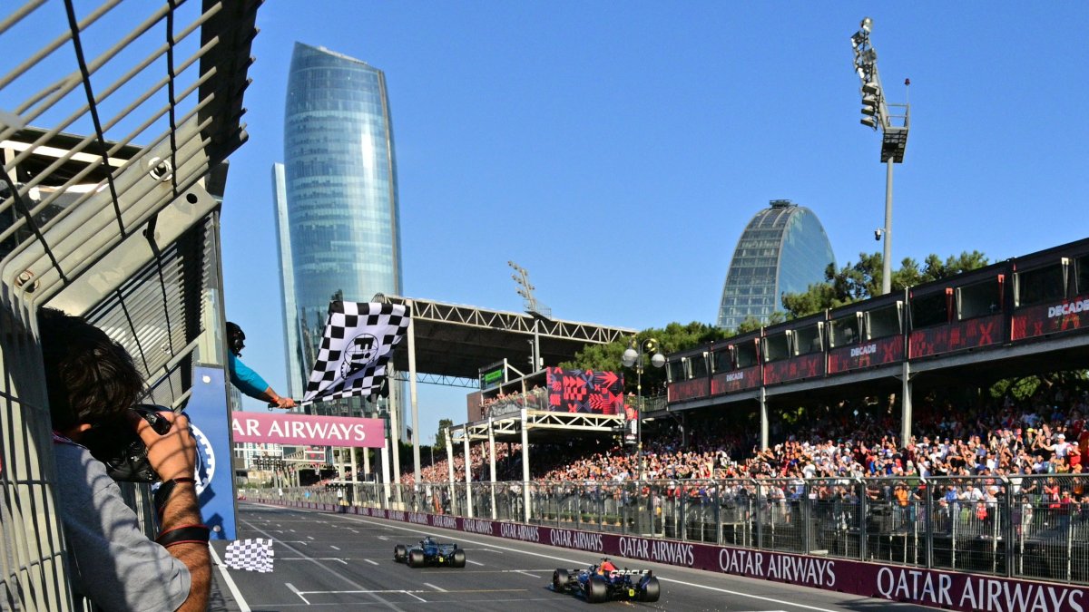 Mercedes' British driver George Russell wins ahead of Red Bull Racing's Dutch driver Max Verstappen in the Formula One Azerbaijan Grand Prix at the Baku City Circuit, Baku, Azerbaijan, Sept. 26, 2026. (AFP Photo)