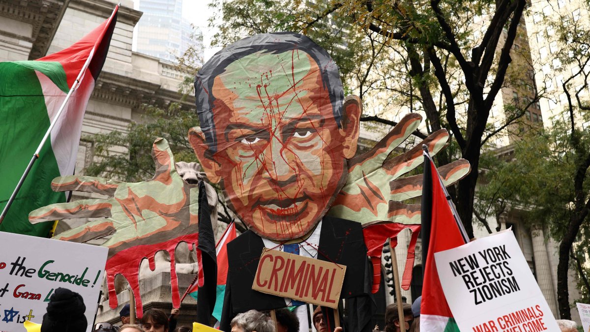 Protesters hold an image of Israeli Prime Minister Benjamin Netanyahu bearing the word "Criminal" and "Free Palestine" signs during a demonstration on the day of his address to the 81st United Nations General Assembly, New York, U.S., Sept. 24, 2026. (AFP Photo)