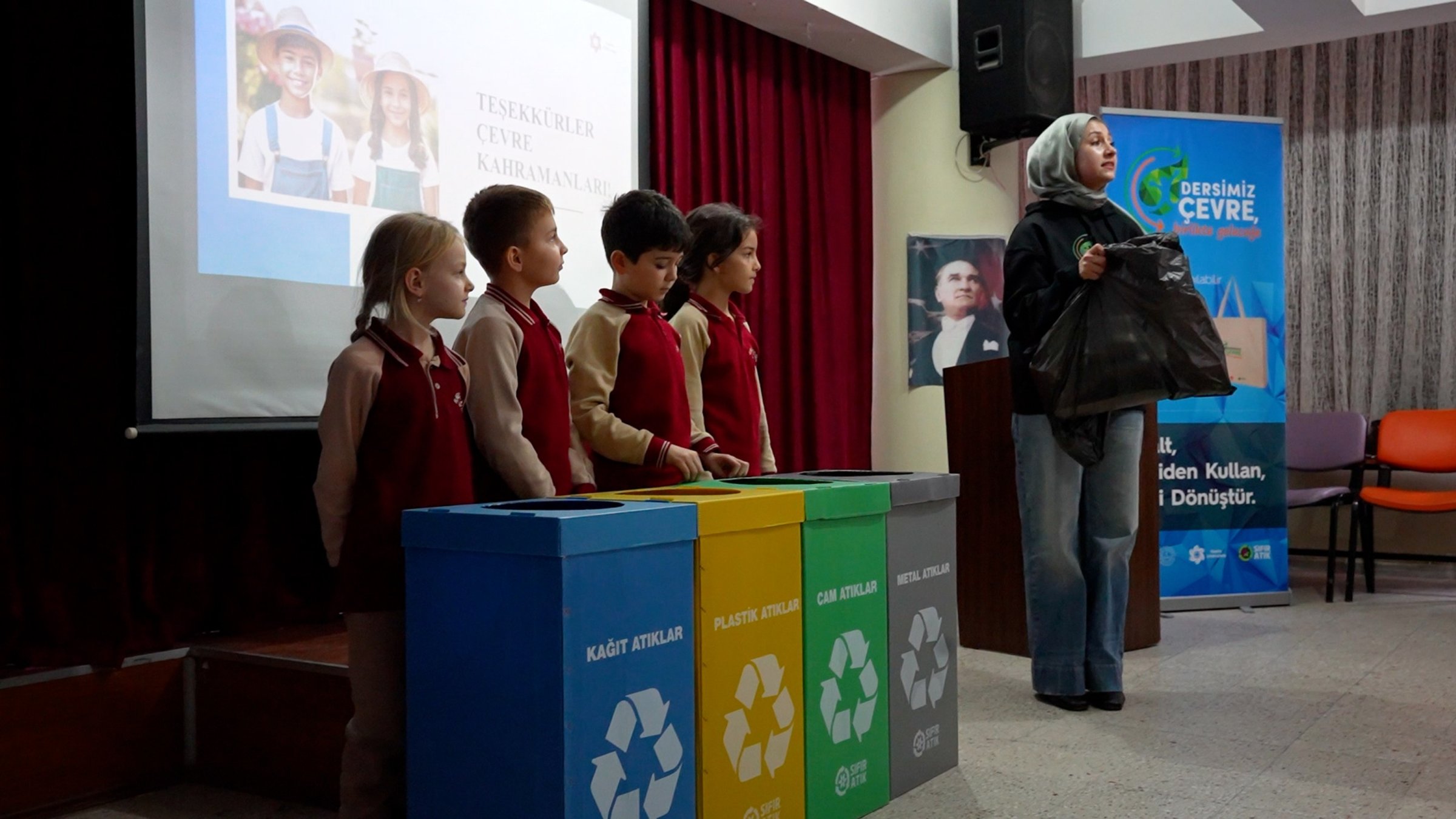In this undated photo, students receive education on waste separation and recycling as part of Türkiye’s Zero Waste Movement. (AA Photo)