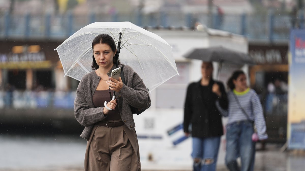 A woman walks along the sidewalk in rain, Istanbul, Türkiye, Sept. 16, 2026. (AA Photo)