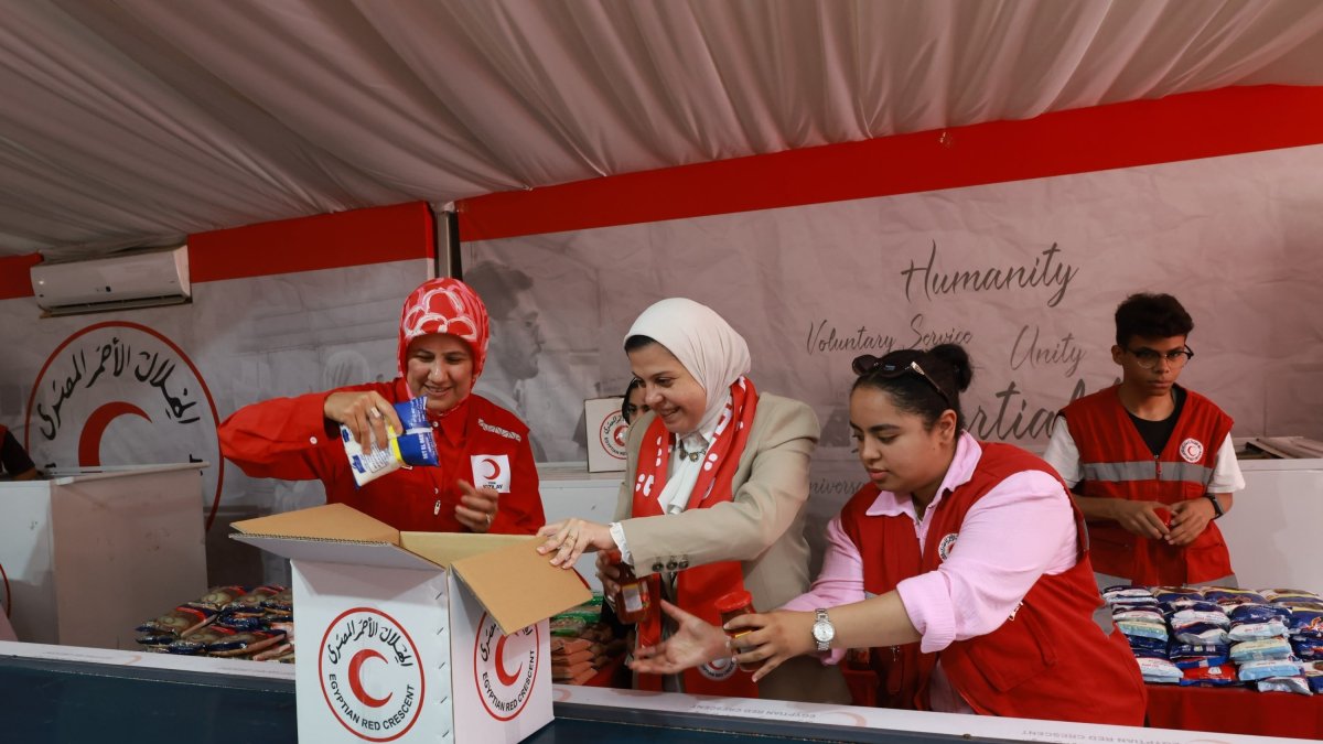 Turkish Red Crescent President Fatma Meriç Yılmaz and a delegation pack aid supplies for Gaza, Rafah, Egypt, Aug. 25, 2026. (AA Photo)