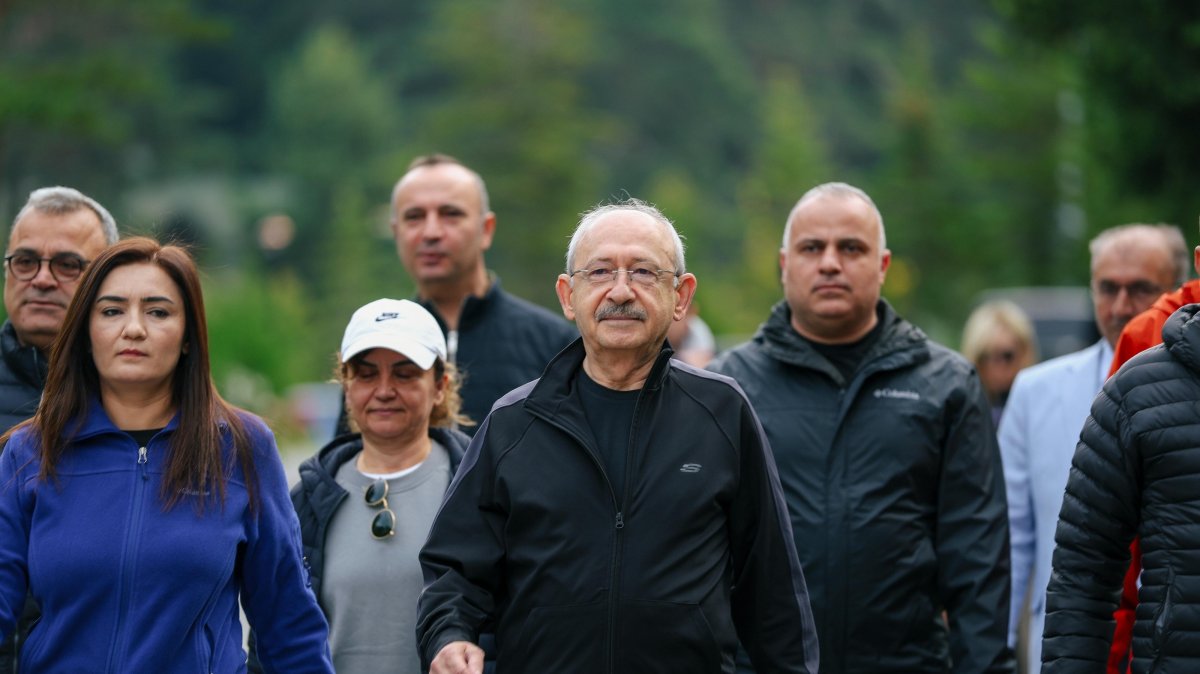 CHP leader Kemal Kılıçdaroğlu (C) hikes with fellow party members, Bolu, northern Türkiye, Sept. 27, 2026. (DHA Photo)