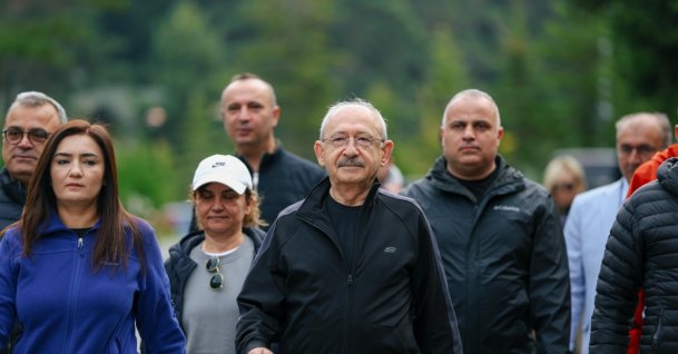 CHP leader Kemal Kılıçdaroğlu (C) hikes with fellow party members, Bolu, northern Türkiye, Sept. 27, 2026. (DHA Photo)