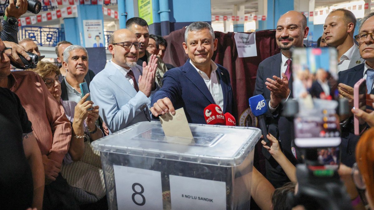 YP Chair Özgür Özel casts his vote, Manisa, western Türkiye, Sept. 26, 2026. (İHA Photo)