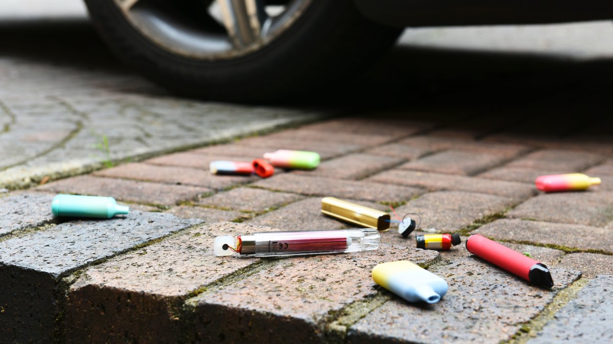 A view of discarded vapes and e-cigarettes litter a car park, London, England, U.K., Sept. 20, 2024. (Getty Images Photo)