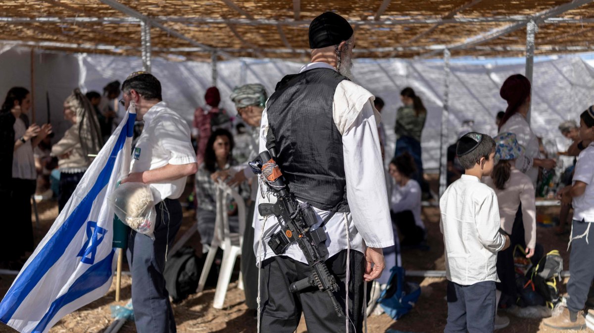 Israeli right-wing extremists from Nahala settler movement gather by the Israel-Gaza border, Sept. 27, 2026. (AFP Photo)