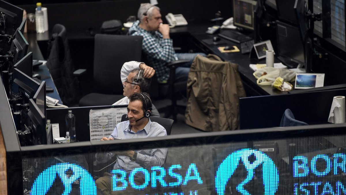 Traders work at their desks on the floor of the Borsa Istanbul Stock Exchange (BIST), Istanbul, Türkiye, May 22, 2018. (AFP Photo)