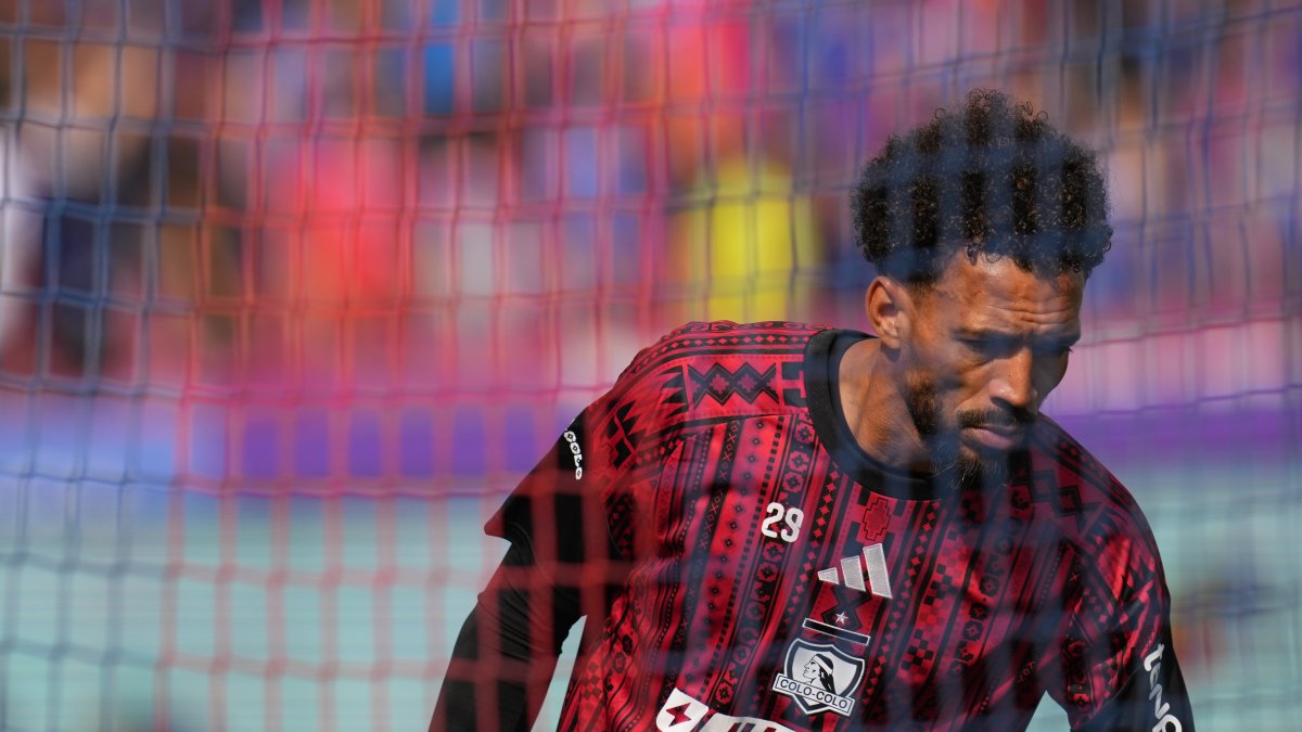 Colo Colo goalkeeper Vozinha, from Cape Verde, warms up for a Chilean football league match between Colo Colo and Universidad de Chile in Santiago, Chile, Aug. 23, 2026. (AP Photo)