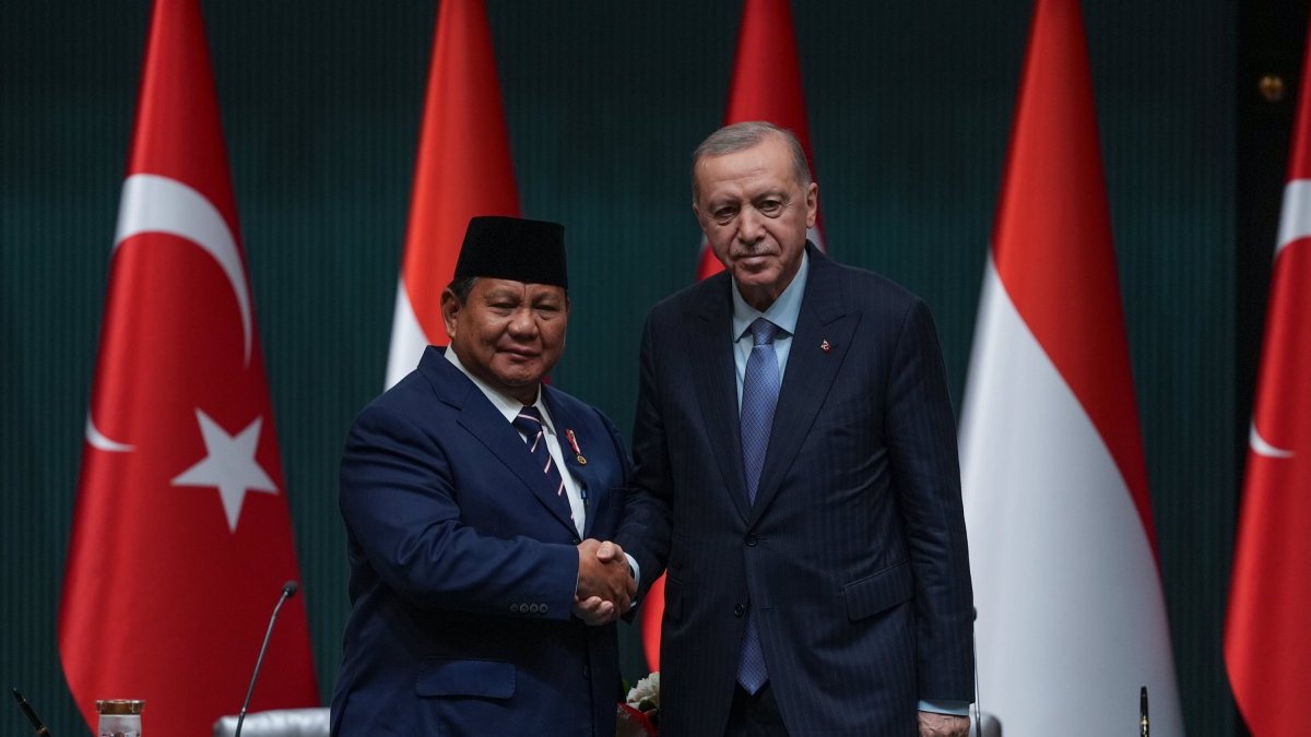 President Recep Tayyip Erdoğan and Indonesian President Prabowo Subianto shake hands during a news conference, Ankara, Türkiye, April 10, 2025. (AA Photo)